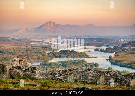 Vue depuis le château de Shkoder durig le coucher du soleil Banque D'Images