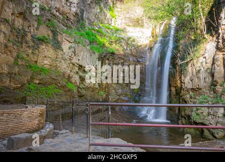 Cascade de Tbilissi avec un ruisseau soyeux sursurpris par la nature printanière et aucun peuple autour.Attractions dans le centre-ville de Tbilissi.Destination du voyage - Banque D'Images