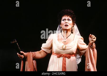 Acte 1: Elizabeth Holleque (Floria Tosca) dans TOSCA par Puccini à l'Opéra Royal, Covent Garden, Londres WC2 12/09/1992 chef d'orchestre: Zubin Mehta set design: Renzo Mongiardino costumes: Marcel Escoisier éclairage de renouveau: John B Lire le directeur original: Franco Zeffirelli réalisateur de renouveau: John Cox Banque D'Images