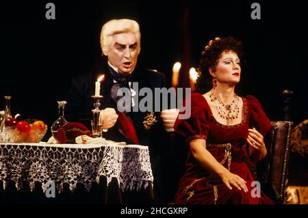 Act 2: Silvano Carroli (Baron Scarpia), Elizabeth Holleque (Floria Tosca) dans TOSCA par Puccini à l'Opéra Royal, Covent Garden, Londres WC2 12/09/1992 chef d'orchestre: Zubin Mehta set design: Renzo Mongiardino costumes: Marcel Escoisier éclairage: John B Lire le directeur original: Franco Zeffirelli Revival réalisateur: John Cox Banque D'Images