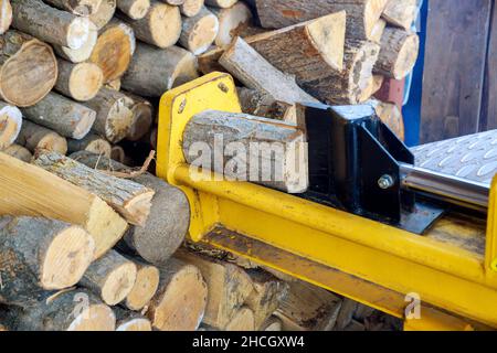 Machines de traitement de grumes de bois de chauffage à fendage automatisé Banque D'Images