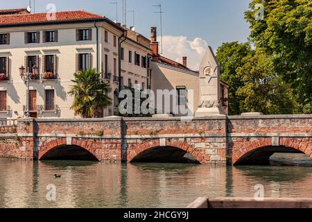 TRÉVISE, ITALIE 13 AOÛT 2020 : vue sur le canal de Buranelli à Trévise, en Italie, par une journée ensoleillée Banque D'Images