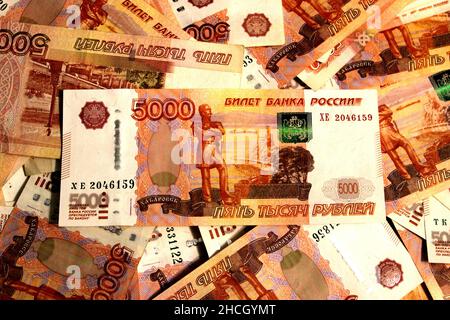 Argent russe.Cinq millièmes billets de roubles russes avec vue sur Khabarovsk.Lumière douce. Banque D'Images