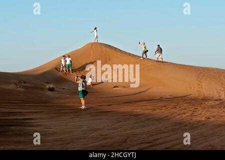 Touristes s'amuser sur les dunes du désert de RUB al-Khalii, Dubaï, Émirats arabes Unis, Moyen-Orient, Banque D'Images