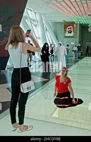 Le monument de Dubaï, le Frame, les touristes à l'intérieur regardant à travers la passerelle transparente.Dubaï, Émirats arabes Unis, Moyen-Orient, Banque D'Images