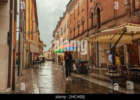 FERRARA, ITALIE 29 JUILLET 2020 : vue évocatrice d'une rue dans le centre historique de Ferrara, ville italienne Banque D'Images