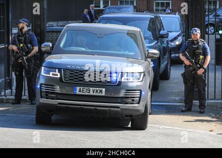 Le convoi de voitures du Premier ministre britannique Boris Johnson part par les portes arrière de Downing Street, Londres, Angleterre Banque D'Images