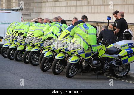 Rangée de motos de police BMW Metropolitan garées pendant que les officiers attendent à Westminster, Londres, Royaume-Uni Banque D'Images