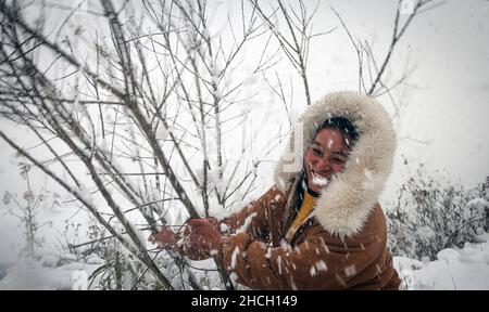 Katmandou, Bagmati, Népal.29th décembre 2021.Une fille aime avec la neige après une chute de neige sur les collines de Chandragiri, à environ 18 km de Katmandou, capitale du Népal, le 29 décembre 2021.Les habitants de Katmandou ont connu la première chute de neige de la saison d'hiver mercredi.(Credit image: © Sunil Sharma/ZUMA Press Wire) Credit: ZUMA Press, Inc./Alamy Live News Banque D'Images