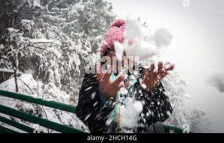 Katmandou, Bagmati, Népal.29th décembre 2021.Une fille joue avec la neige après une chute de neige sur les collines de Chandragiri, à environ 18 km de Katmandou, capitale du Népal, le 29 décembre 2021.Les habitants de Katmandou ont connu la première chute de neige de la saison d'hiver mercredi.(Credit image: © Sunil Sharma/ZUMA Press Wire) Credit: ZUMA Press, Inc./Alamy Live News Banque D'Images