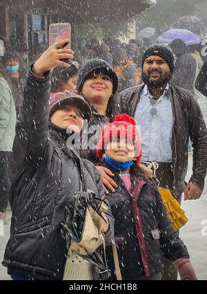 Katmandou, Bagmati, Népal.29th décembre 2021.Les gens prennent le selfie pendant les chutes de neige sur les collines de Chandragiri, à environ 18 km de Katmandou, capitale du Népal, le 29 décembre 2021.Les habitants de Katmandou ont connu la première chute de neige de la saison d'hiver mercredi.(Credit image: © Sunil Sharma/ZUMA Press Wire) Credit: ZUMA Press, Inc./Alamy Live News Banque D'Images