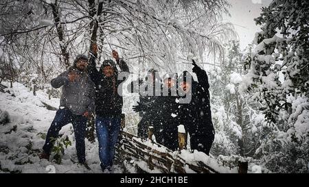 Katmandou, Bagmati, Népal.29th décembre 2021.Les gens jouent avec la neige après une chute de neige sur les collines de Chandragiri, à environ 18 km de Katmandou, capitale du Népal, le 29 décembre 2021.Les habitants de Katmandou ont connu la première chute de neige de la saison d'hiver mercredi.(Credit image: © Sunil Sharma/ZUMA Press Wire) Credit: ZUMA Press, Inc./Alamy Live News Banque D'Images
