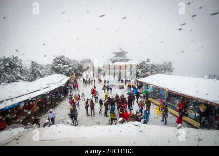 Katmandou, Bagmati, Népal.29th décembre 2021.Les gens jouent avec la neige après une chute de neige sur les collines de Chandragiri, à environ 18 km de Katmandou, capitale du Népal, le 29 décembre 2021.Les habitants de Katmandou ont connu la première chute de neige de la saison d'hiver mercredi.(Credit image: © Sunil Sharma/ZUMA Press Wire) Credit: ZUMA Press, Inc./Alamy Live News Banque D'Images