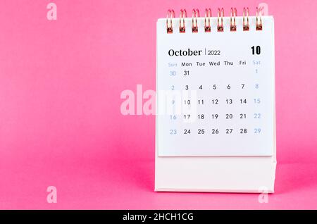 Le calendrier du bureau d'octobre 2022 sur fond rose. Banque D'Images