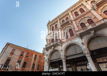 PADOVA, ITALIE 17 JUILLET 2020: Détails de l'architecture de l'ancien bâtiment historique de Padova, Piazza dei Signori Banque D'Images