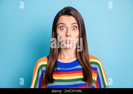 Photo portrait de jolie fille envoi d'air baiser lèvres poulées avec isolé sur fond bleu vif Banque D'Images