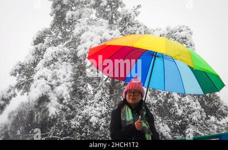 Katmandou, Bagmati, Népal.29th décembre 2021.Une fille profite de la chute de neige sur les collines de Chandragiri, à environ 18 km de Katmandou, capitale du Népal, le 29 décembre 2021.Les habitants de Katmandou ont connu la première chute de neige de la saison d'hiver mercredi.(Credit image: © Sunil Sharma/ZUMA Press Wire) Credit: ZUMA Press, Inc./Alamy Live News Banque D'Images