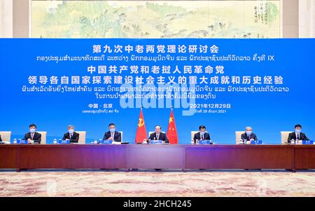(211229) -- BEIJING, 29 décembre 2021 (Xinhua) -- Huang Kunming, membre du Bureau politique du Comité central du Parti communiste de Chine (PCC), également membre du Secrétariat du Comité central du PCC et chef du Département de la publicité du Comité central du PCC,Participe à un séminaire de théorie par liaison vidéo à Beijing, capitale de la Chine, le 29 décembre 2021.Le CPC et le Parti révolutionnaire populaire lao (LPRP) ont tenu mercredi leur neuvième séminaire théorique par liaison vidéo.Le séminaire s'est concentré sur les principales réalisations et l'expérience historique des deux parties à la tête de leurs parties respectives Banque D'Images