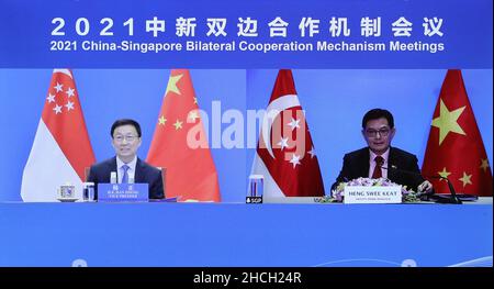 (211229) -- BEIJING, 29 décembre 2021 (Xinhua) --Le vice-premier ministre chinois Han Zheng, également membre du Comité permanent du Bureau politique du Comité central du Parti communiste de Chine, rencontre le vice-premier ministre Heng Swee Keat de Singapour par liaison vidéo à Beijing, capitale de la Chine, le 29 décembre 2021.Han Zheng et Heng Swee Keat ont coprésidé la réunion de 17th du Conseil conjoint Chine-Singapour pour la coopération bilatérale, la réunion de 22nd du Conseil conjoint Chine-Singapour pour le parc industriel de Suzhou, la réunion de 13th du Comité mixte Chine-Singapour pour l'éco-ville de Tianjin et la réunion de 5th du Comité mixte Chine-Singapour (C Banque D'Images