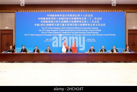 (211229) -- BEIJING, 29 décembre 2021 (Xinhua) --Le vice-premier ministre chinois Han Zheng, également membre du Comité permanent du Bureau politique du Comité central du Parti communiste de Chine, rencontre le vice-premier ministre Heng Swee Keat de Singapour par liaison vidéo à Beijing, capitale de la Chine, le 29 décembre 2021.Han Zheng et Heng Swee Keat ont coprésidé la réunion de 17th du Conseil conjoint Chine-Singapour pour la coopération bilatérale, la réunion de 22nd du Conseil conjoint Chine-Singapour pour le parc industriel de Suzhou, la réunion de 13th du Comité mixte Chine-Singapour pour l'éco-ville de Tianjin et la réunion de 5th du Comité mixte Chine-Singapour (C Banque D'Images