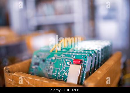 Jeu de puces sur carte de microcircuit pour écrans TFT contemporains dans une boîte en carton en usine d'assemblage de l'atelier de très près Banque D'Images