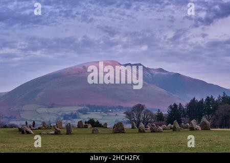 Des époussetes de neige sur Blease sont tombées et le chemin de la crête vers Blencathra, vu du cercle de pierres de Castlerigg près de Keswick, Lake District, Cumbria. Banque D'Images