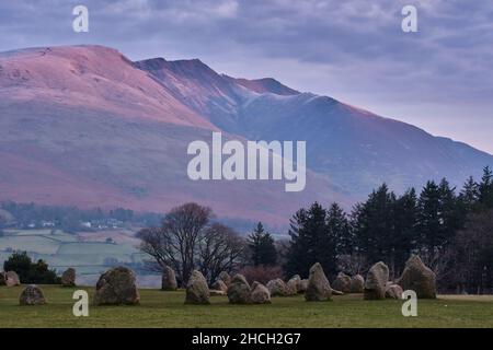 Des époussetes de neige sur Blease sont tombées et le chemin de la crête vers Blencathra, vu du cercle de pierres de Castlerigg près de Keswick, Lake District, Cumbria. Banque D'Images