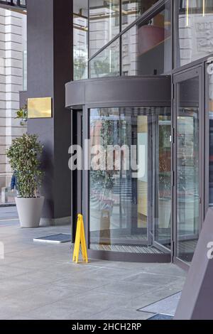 Portes tournantes automatiques à l'entrée du bâtiment moderne, vue latérale Banque D'Images