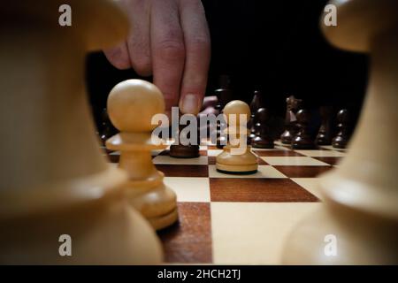 Jeu d'échecs, mains de l'homme jouant jeu d'échecs à l'analyse du développement nouveau plan de stratégie, concept de stratégie Banque D'Images