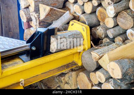 Équipement de machine de séparation automatisée en divisant les bûches de bois de chauffage Banque D'Images