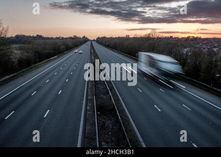 Une autoroute au Royaume-Uni, pendant l'écluse Covid 19. Il est en début de soirée, pendant les heures de pointe, et l'autoroute est presque déserte Banque D'Images