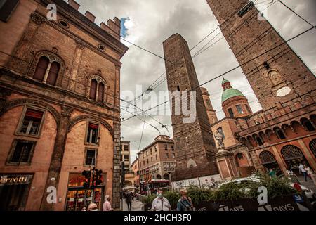 BOLOGNE, ITALIE 17 JUIN 2020 : Tour Asinelli à Bologne, Italie Banque D'Images