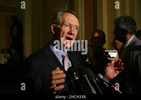 10 mai 2005 - Washington, DC - Harry Reid, chef de la minorité au Sénat, parle à la presse du point de vue des Démocrates sur les nominations judiciaires et l'idée des Républicains de se débarrasser de l'obstruction parlementaire.Photo: G. Fabiano/Sipa Press/0505110602 Banque D'Images