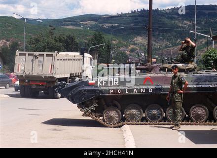 - intervention de l'OTAN au Kosovo, point de contrôle de l'armée polonaise dans la ville de Mitroviza (juillet 2000) - intervention de l'OTAN à Kossovo, point de contrôle dell'esercito polacco nella città di Mitroviza (juillet 2000) Banque D'Images