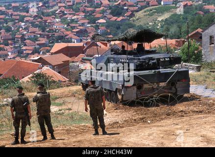 - intervention de l'OTAN au Kosovo, point de contrôle de l'armée allemande avec un char Leopard 2 près de la ville d'Orahovac (juillet 2000) - Intervento OTAN à Kossovo, point de contrôle dell'esercito tedesco con un carro armato Leopard 2 presso la città di Orahovac (Luglio 2000) Banque D'Images