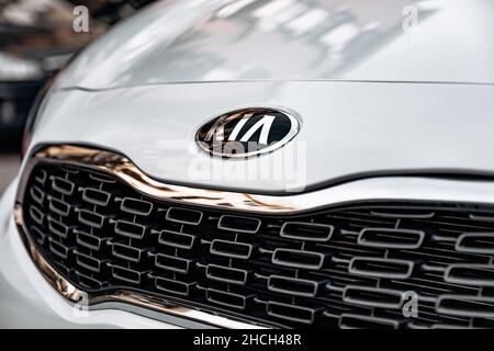 Calandre texturée avec garniture chromée et logo KIA à l'avant de la voiture blanche. Banque D'Images