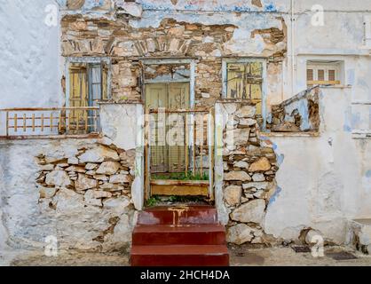 Une maison délabdée.Vue de face d'une ancienne maison abandonnée abandonnée sur une île grecque.Image de stock. Banque D'Images