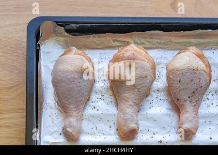 Pattes de poulet brutes isolées sur une feuille d'aluminium Banque D'Images