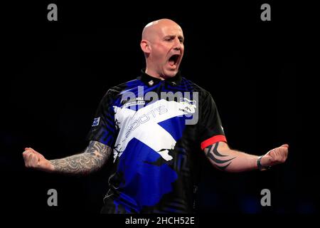 Londres, Royaume-Uni.29th décembre 2021 ; Alexandra Palace, Londres, Angleterre : le William Hill World Darts Tournament ; Alan Soutar célèbre vers la foule après avoir battu José de Sousa dans le tour 3rd pour progresser dans le tour 4th crédit: Action plus Sports Images/Alay Live News Banque D'Images