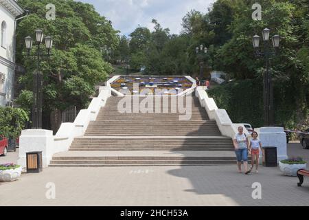 Sébastopol, Crimée, Russie - 29 juillet 2020 : descente sinop avec une grande horloge dans la ville de Sébastopol, Crimée Banque D'Images