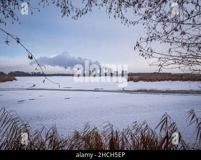 Paysage d'étang d'hiver avec centrale électrique Banque D'Images