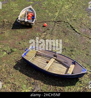 Deux bateaux de pêche d'en haut, marée basse dans le port de Mevagissey, Saint Austell, Cornwall, Angleterre, Royaume-Uni Banque D'Images