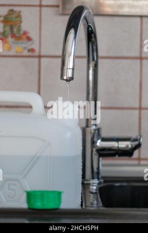 robinet d'eau dont le réservoir est rempli avec un peu d'eau Banque D'Images