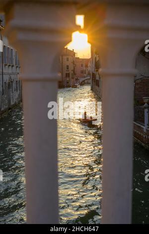 Coucher de soleil à travers un pont de garde-corps, Venise, province de Venise, Italie Banque D'Images