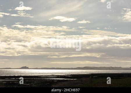 Vue sur Banburgh depuis Lindisfarne/Holy Island, Northumbria, Angleterre. Banque D'Images