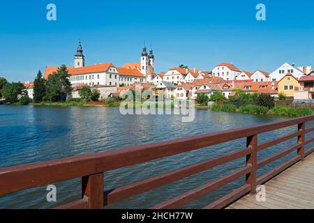 Vue sur la ville avec l'église Saint-Jacques et le collège jésuite avec église, la vieille ville, Telc, Telc, Okres Jihlava,District Jihlava, Kraj Vysocina, Moravie, Tchèque Banque D'Images