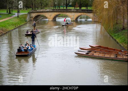 Cambridge, Royaume-Uni.29th décembre 2021.Les gens aiment punter sur la River Cam alors que les températures ont atteint un centigrade unsaisonnier de 15 degrés dans certaines parties du Royaume-Uni aujourd'hui.Une masse d'air chaud en provenance du sud affecte le climat britannique, ce qui fait monter les températures à des niveaux records en décembre.Crédit : Julian Eales/Alay Live News Banque D'Images