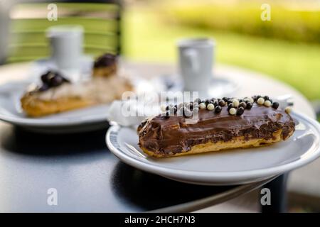 Savoureuse pâtisserie eclair fourrée et recouverte de chocolat, Portugal Banque D'Images