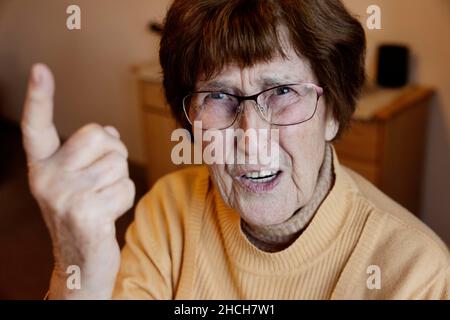 Une personne âgée en colère menace avec son index levé, Cologne, Rhénanie-du-Nord-Westphalie, Allemagne Banque D'Images