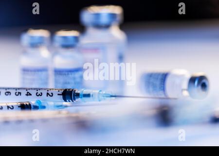 Seringues et différents flacons avec vaccin contre Corona, Covid-19, Cologne, Rhénanie-du-Nord-Westphalie, Allemagne Banque D'Images